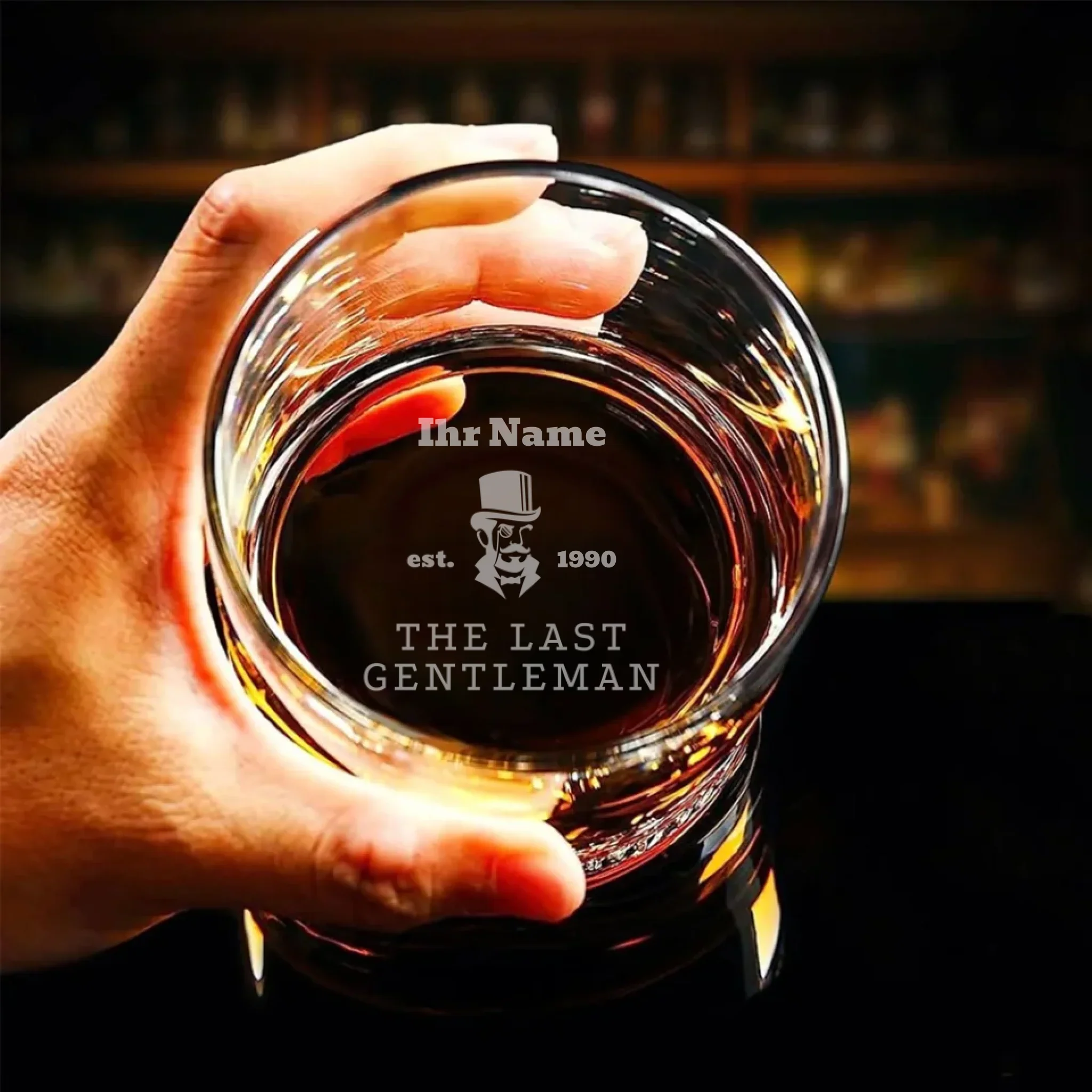 Verre à whisky personnalisé avec votre propre gravure sur le fond - verre en cristal avec nom et inscription "Le dernier Gentleman" – Image 2