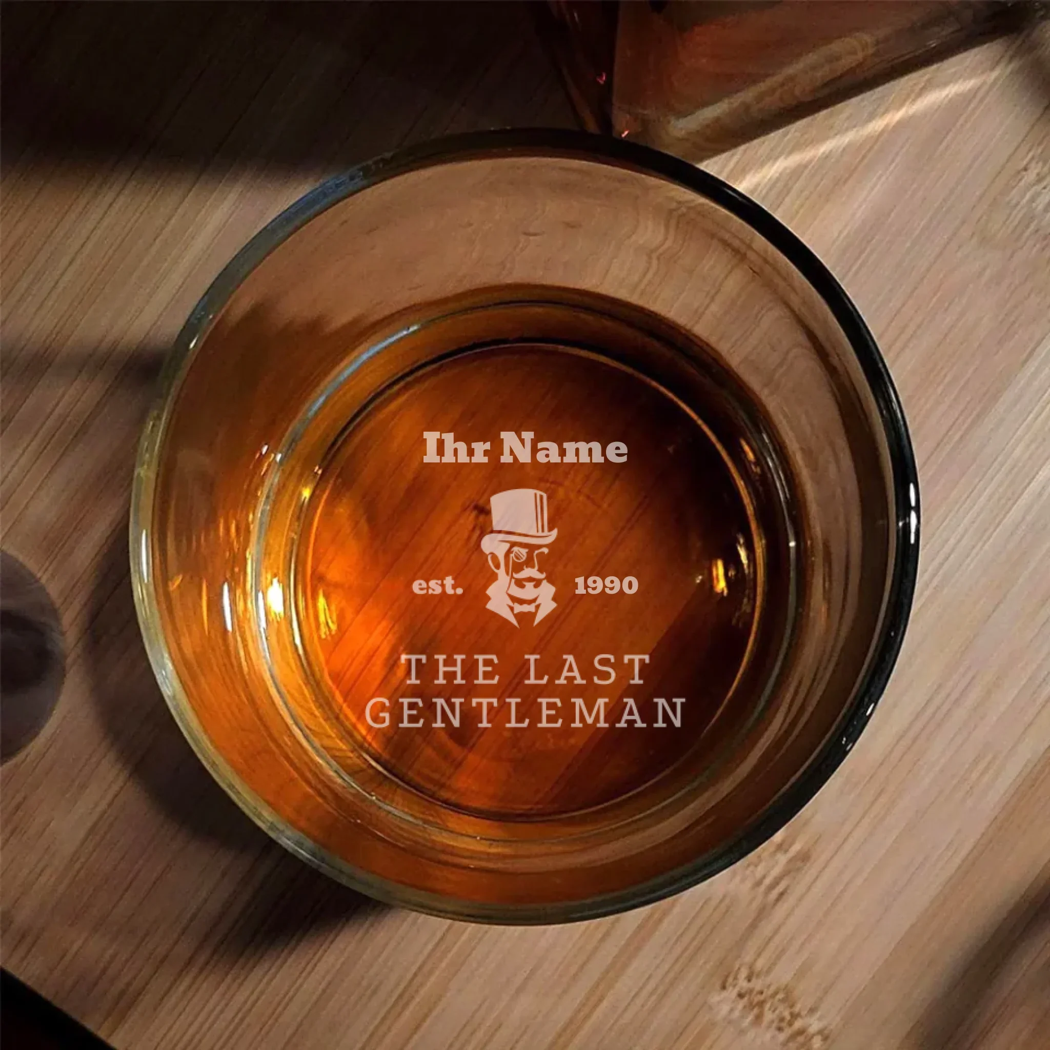 Verre à whisky personnalisé avec votre propre gravure sur le fond - verre en cristal avec nom et inscription "Le dernier Gentleman" – Image 3