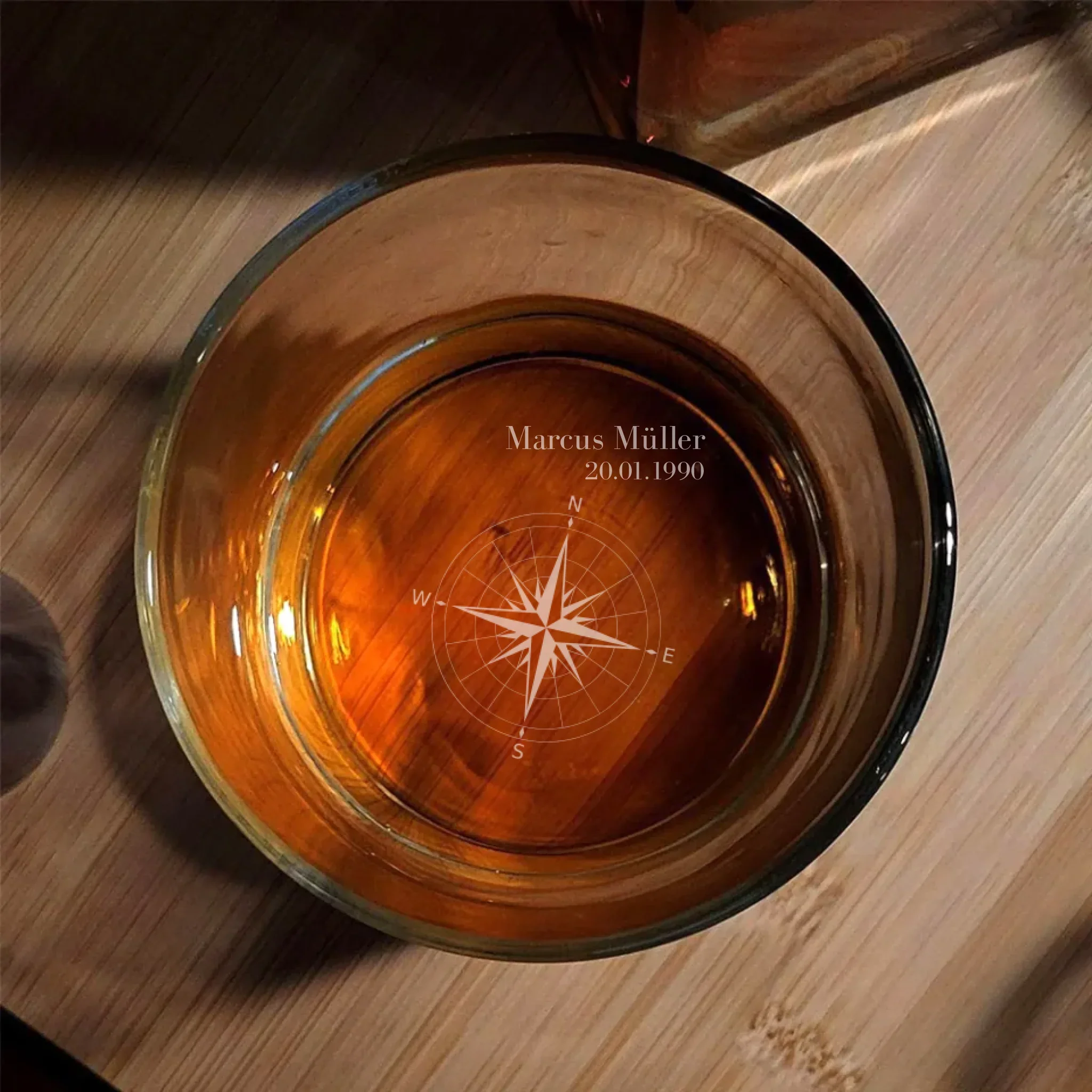 Verre à whisky personnalisé avec votre propre gravure sur le fond - verre en cristal avec personnalisation "Boussole" – Image 3